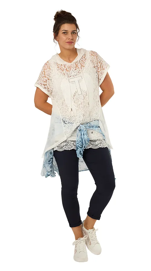 Spitzenshirt im Layering